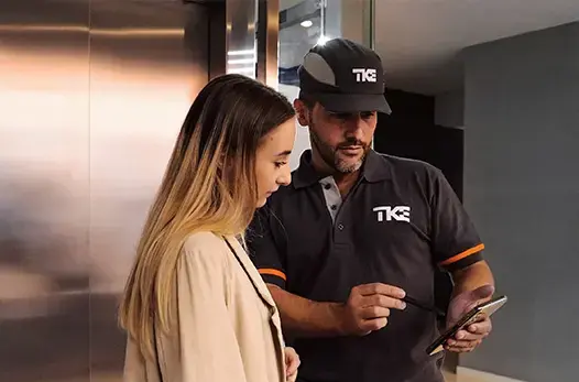 
Kundin mit Servicetechniker von TK Elevator
